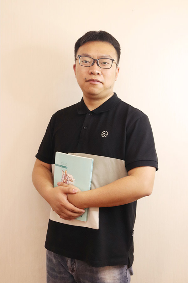吴堡杨斌 本科学历，毕业于西安航空学院